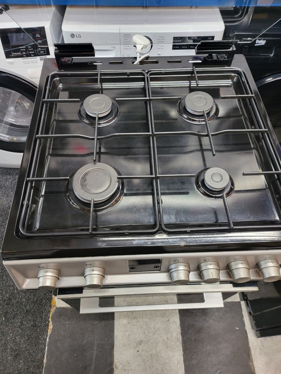 Montpellier Dual fuel 4 gas Hobs with glass lid Second hand