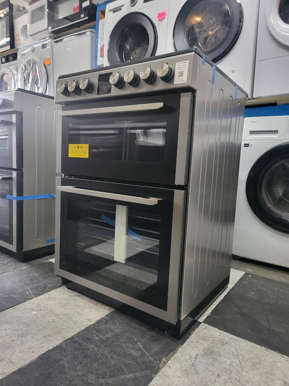 This Kenwood cooker's 69-litre and 39-litre spacious ovens 4 GAS BURNERS