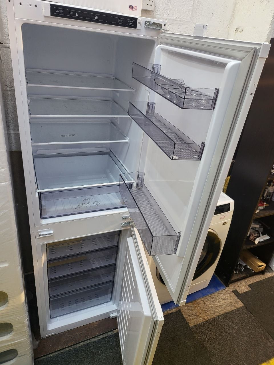 Lamona integrated fridge/freezer