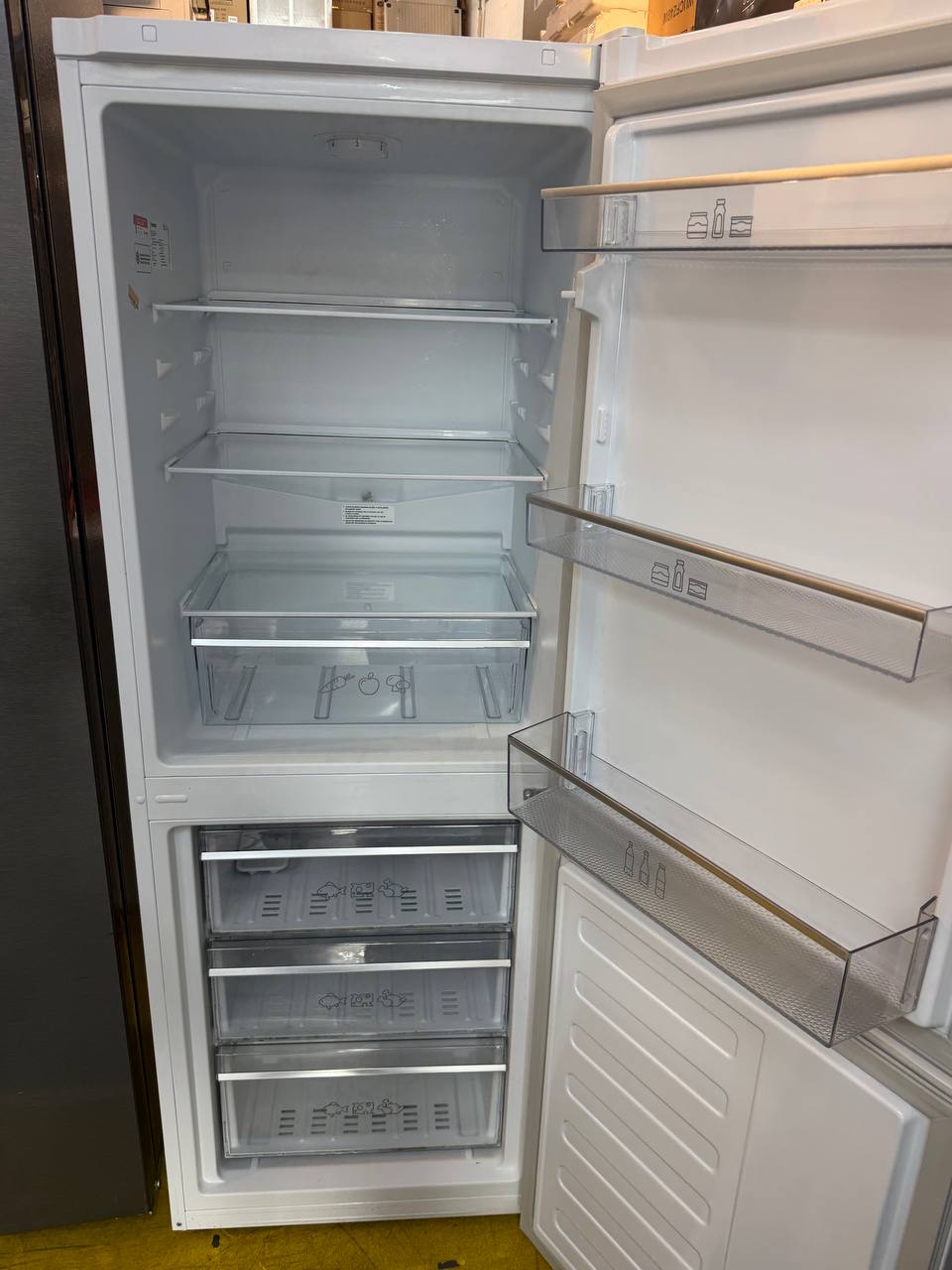 Bloomberg freesranding fridge/freezer.white