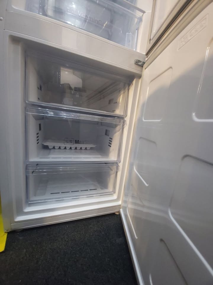 Bloomberg Fridge/Freezer H: 200 cm W: 60 cm Fridge: 120 cm Freezer: 78 cm