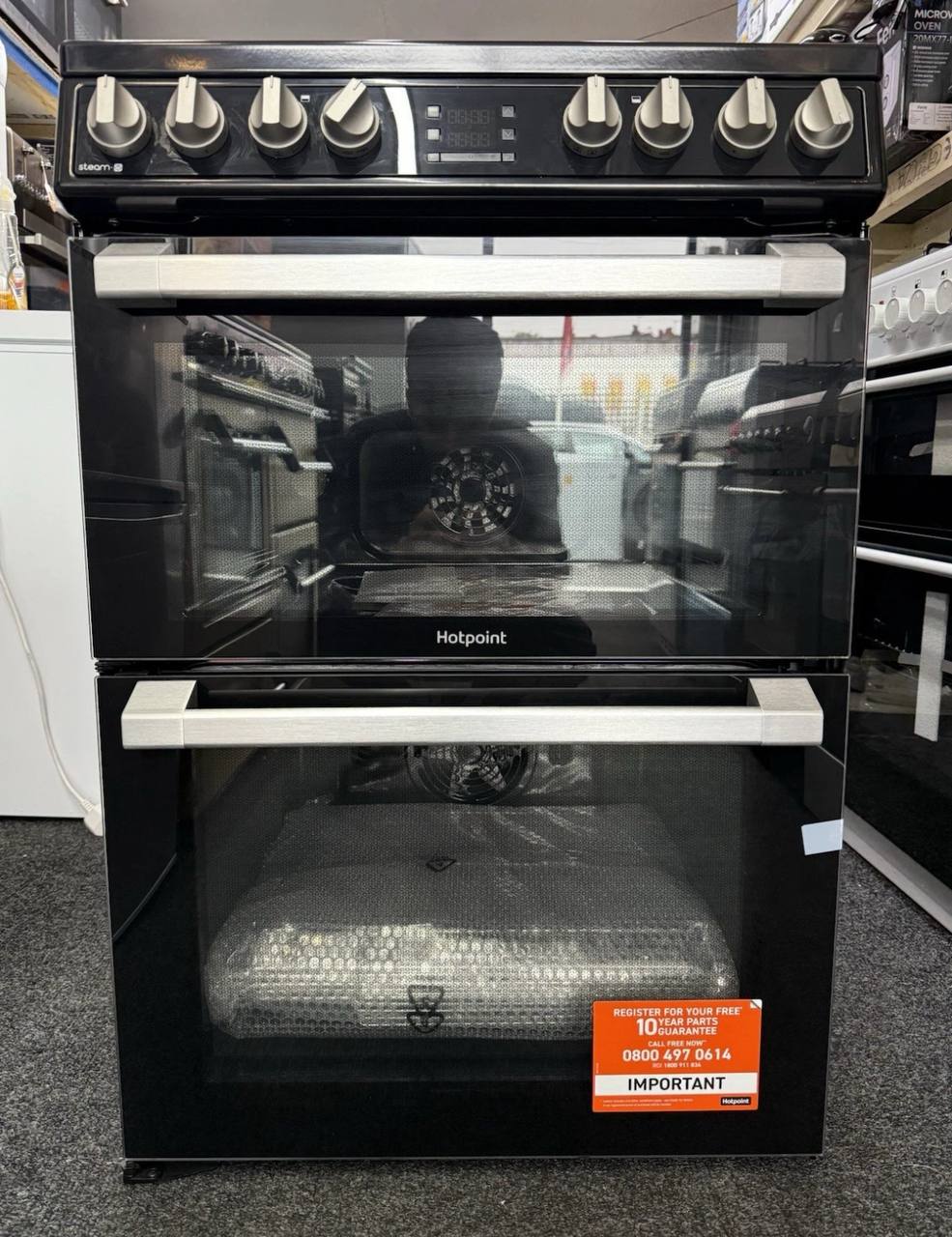 Hotpoint HDT67V8D2CB/UK/R 60Cm Ceramic Cooker With Steam Function