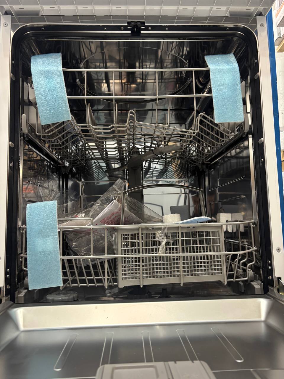 Comfee 60CM brand new dishwasher but with few marks on it-white