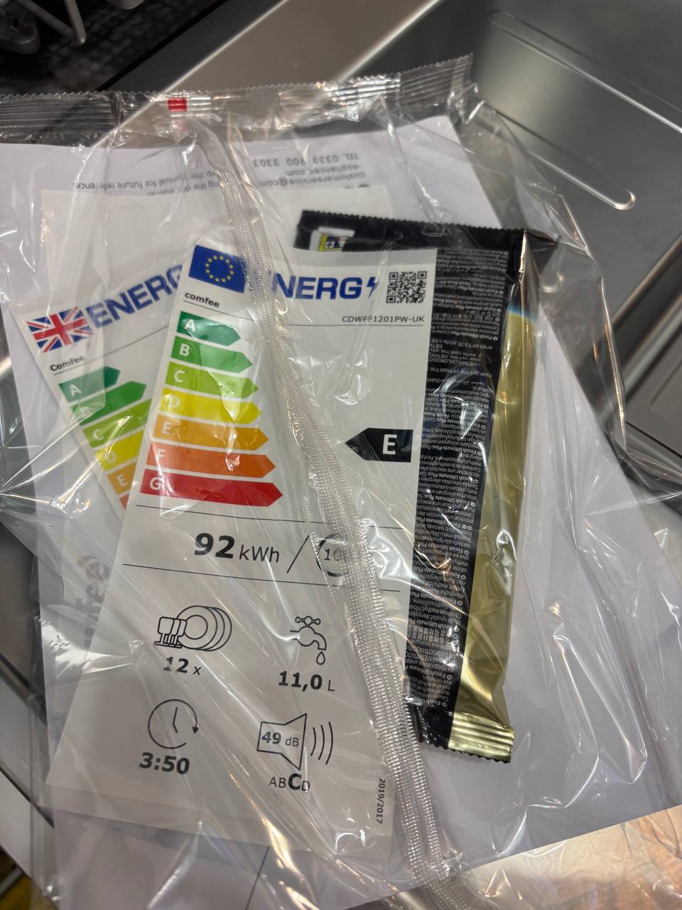 Comfee 60CM brand new dishwasher but with few marks on it-white
