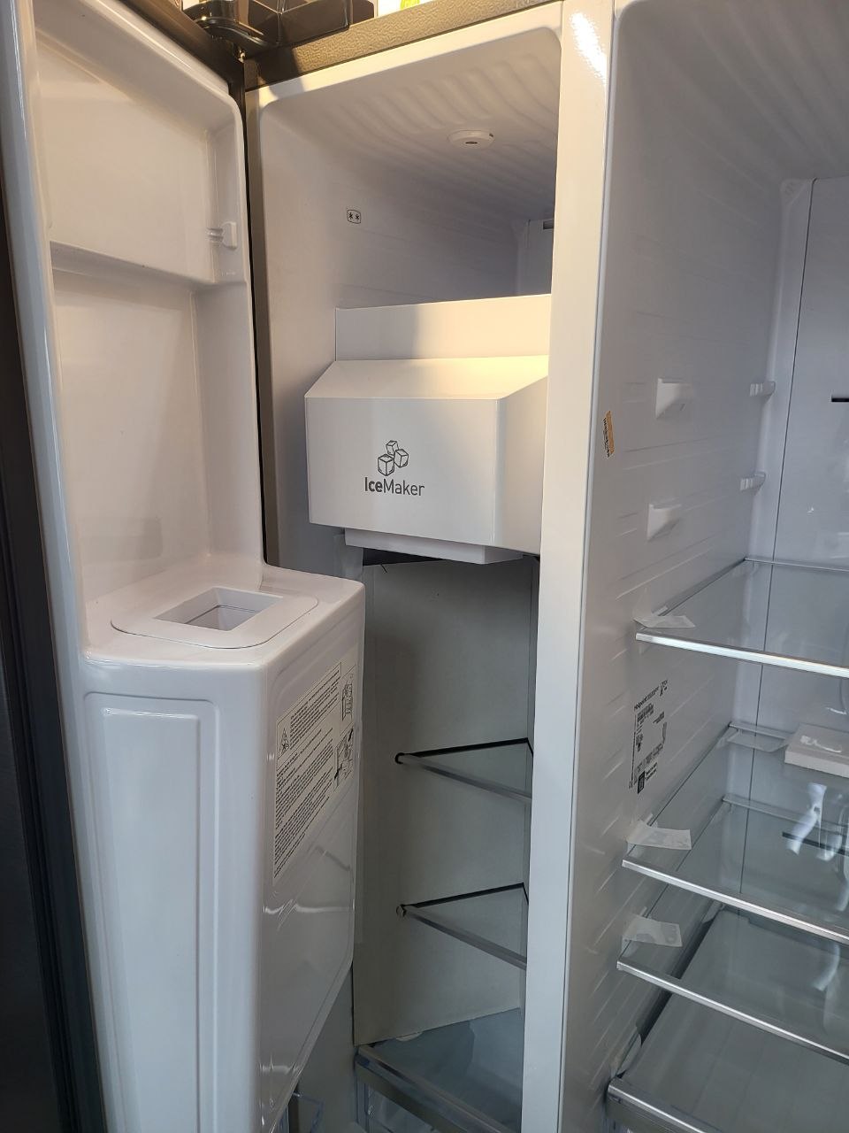 Hotpoint HPG2 6574W XBR5UK American Fridge Freezer FreshShield