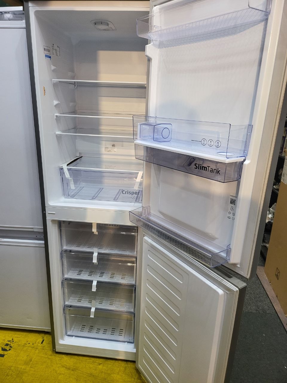 Beko Freestanding fridge/freezer water dispenser/silver