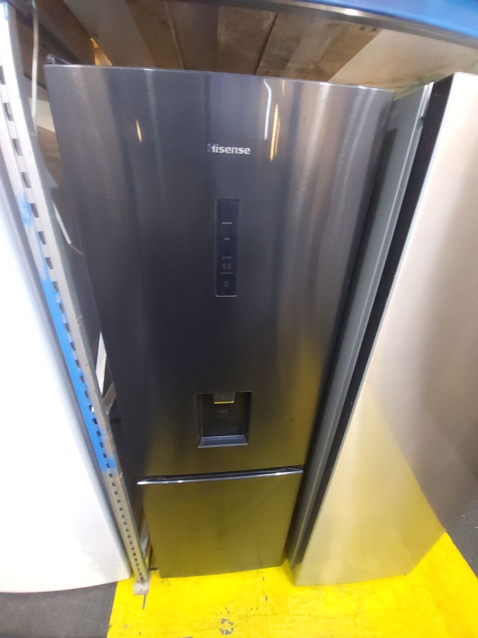 Indesit Fridge/Freezer £239 H: 185 cm W: 58 cm Fridge: 100 cm Freezer: 80 cm Water dispenser