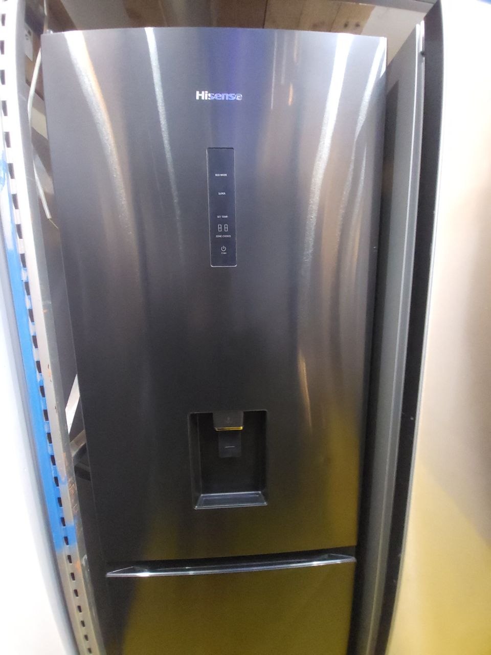Indesit Fridge/Freezer £239 H: 185 cm W: 58 cm Fridge: 100 cm Freezer: 80 cm Water dispenser