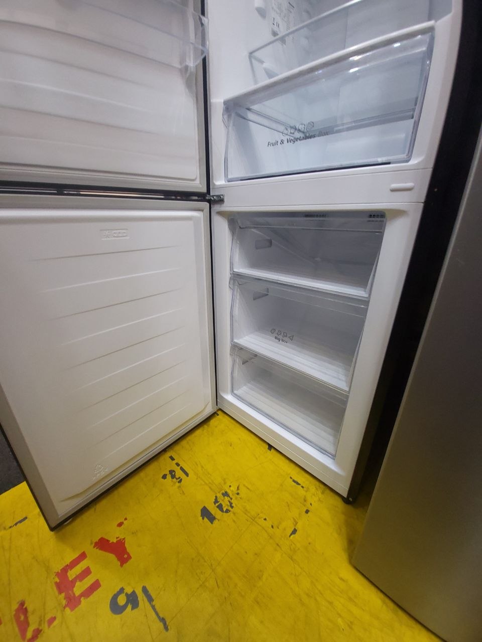 Indesit Fridge/Freezer £239 H: 185 cm W: 58 cm Fridge: 100 cm Freezer: 80 cm Water dispenser