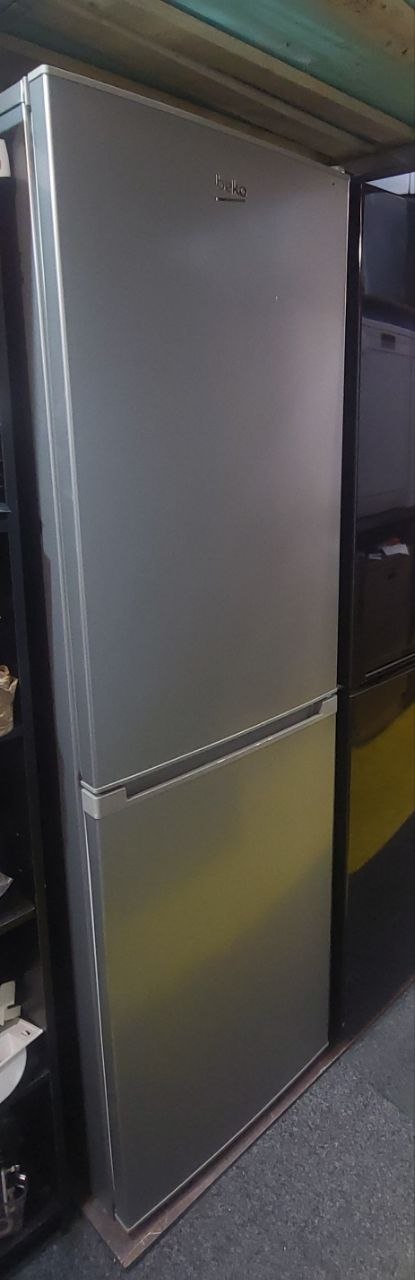 Beko Fridge/Freezer Silver £299 H: 180 cm W: 54 cm Fridge: 90 cm Freezer: 86 cm