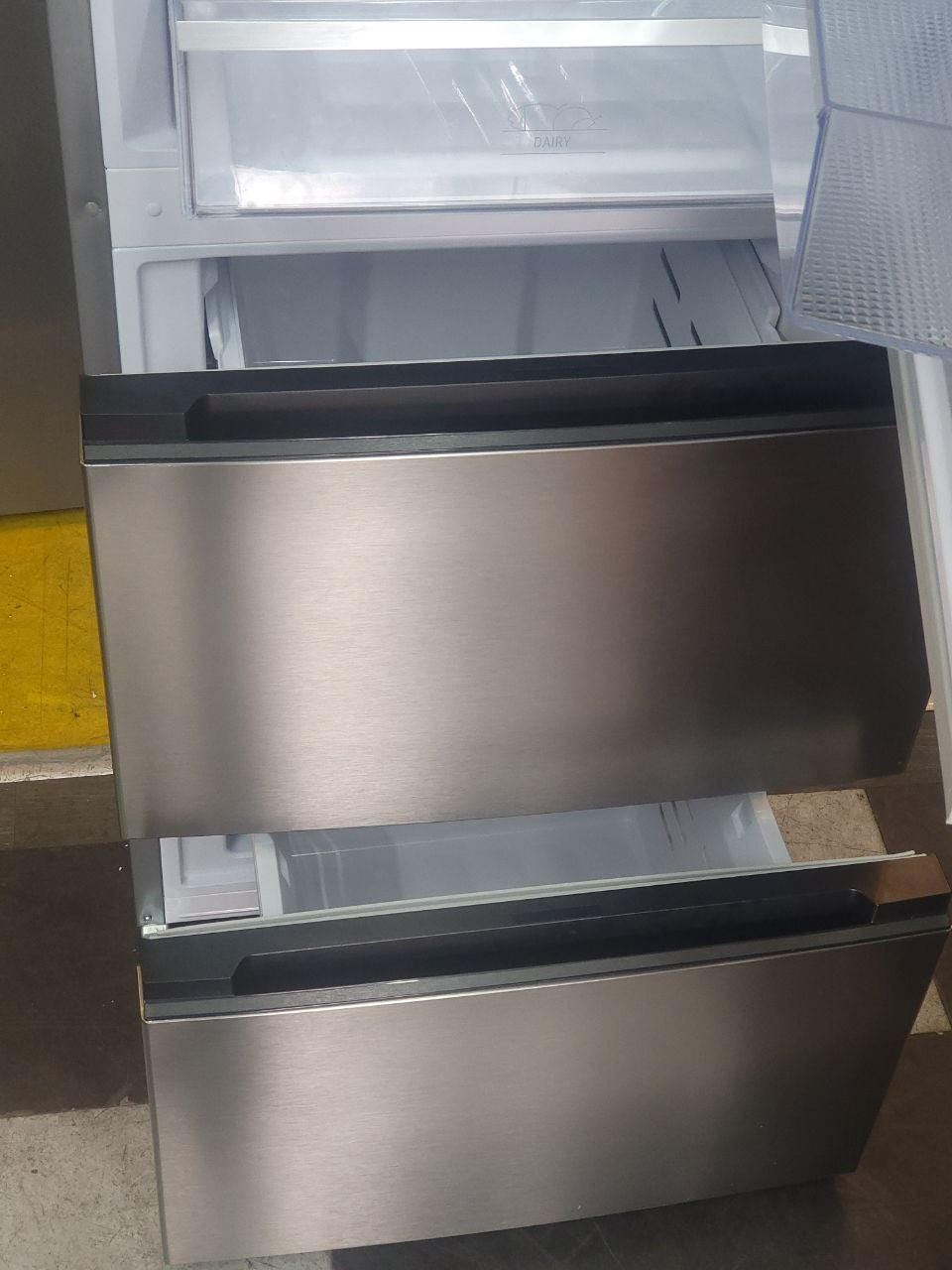 Hotpoint Fridge/Freezer&nbsp; H: 200 cm W: 59 cm Fridge: 120 cm Freezer: 75 cm double drawers&nbsp;