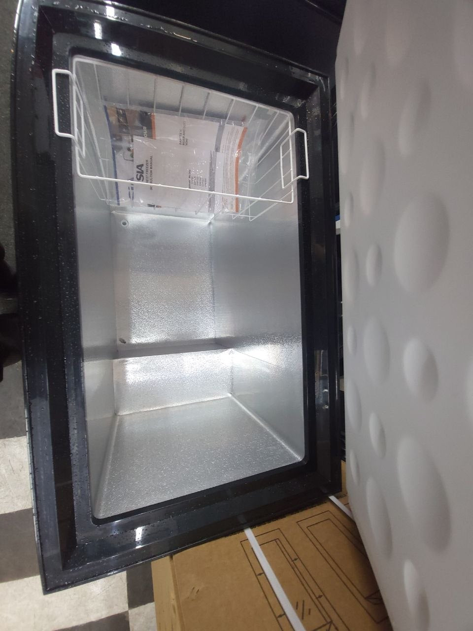 SIA Chest freezer-Black £269 H: 84 cm W: 90 cm D: 60 cm 197 L