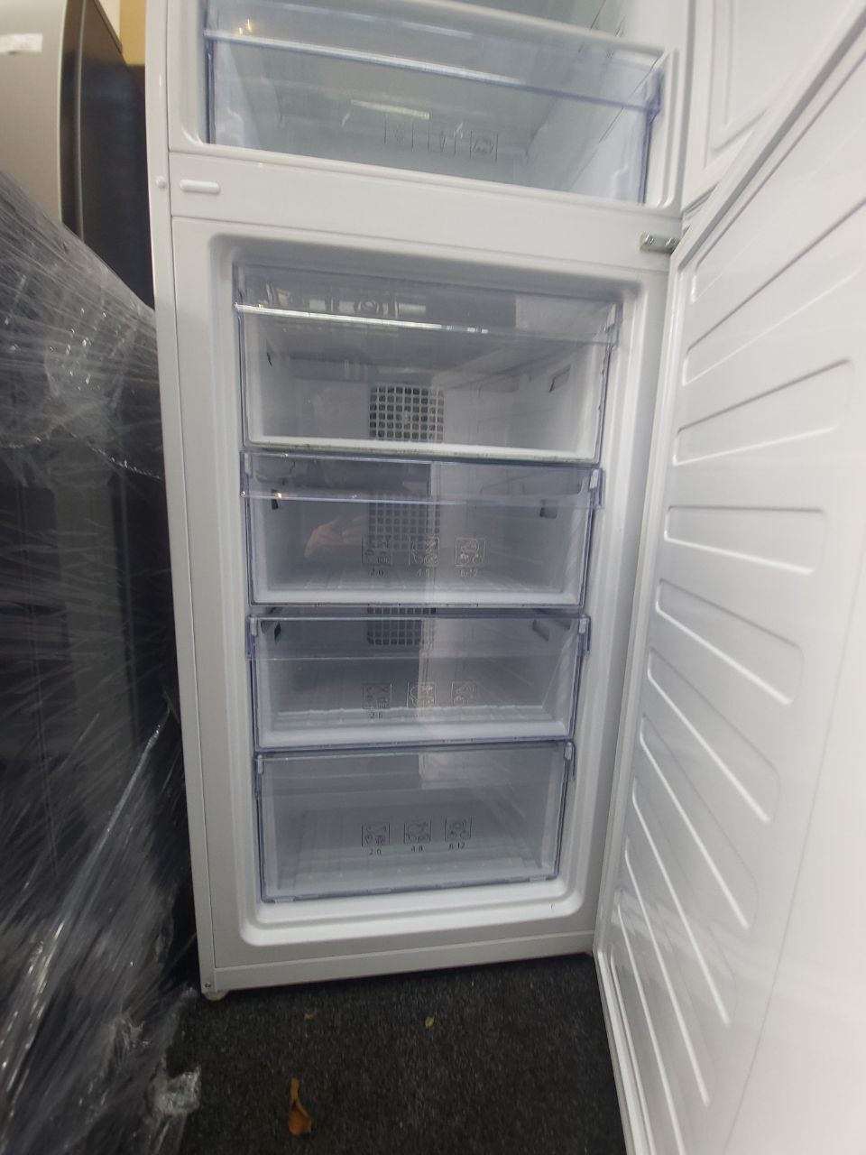 Beko Fridge/Freezer H: 190cm W: 59cm Fridge: 90cm Freezer: 96cm