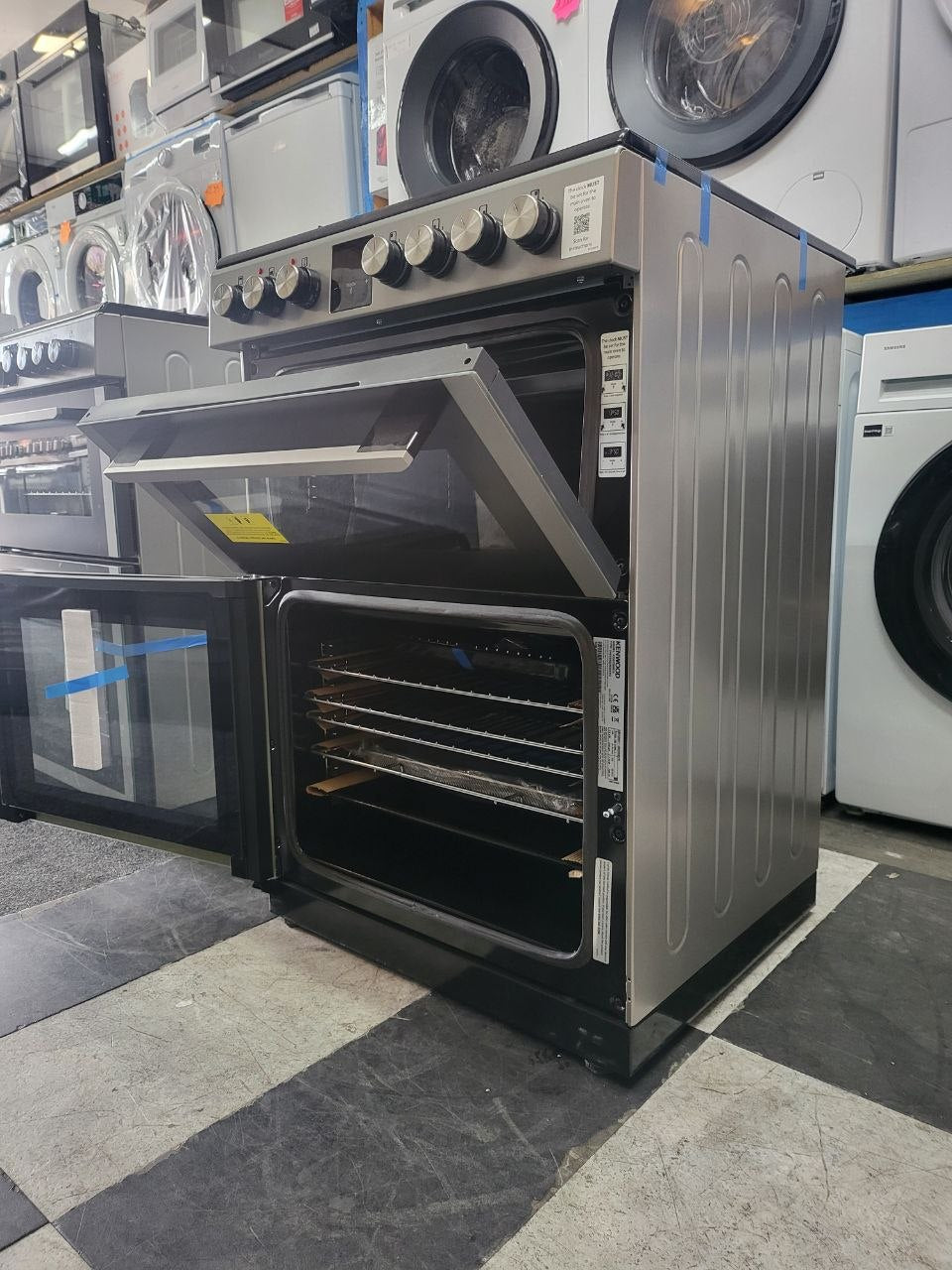 This Kenwood cooker's 69-litre and 39-litre spacious ovens 4 GAS BURNERS