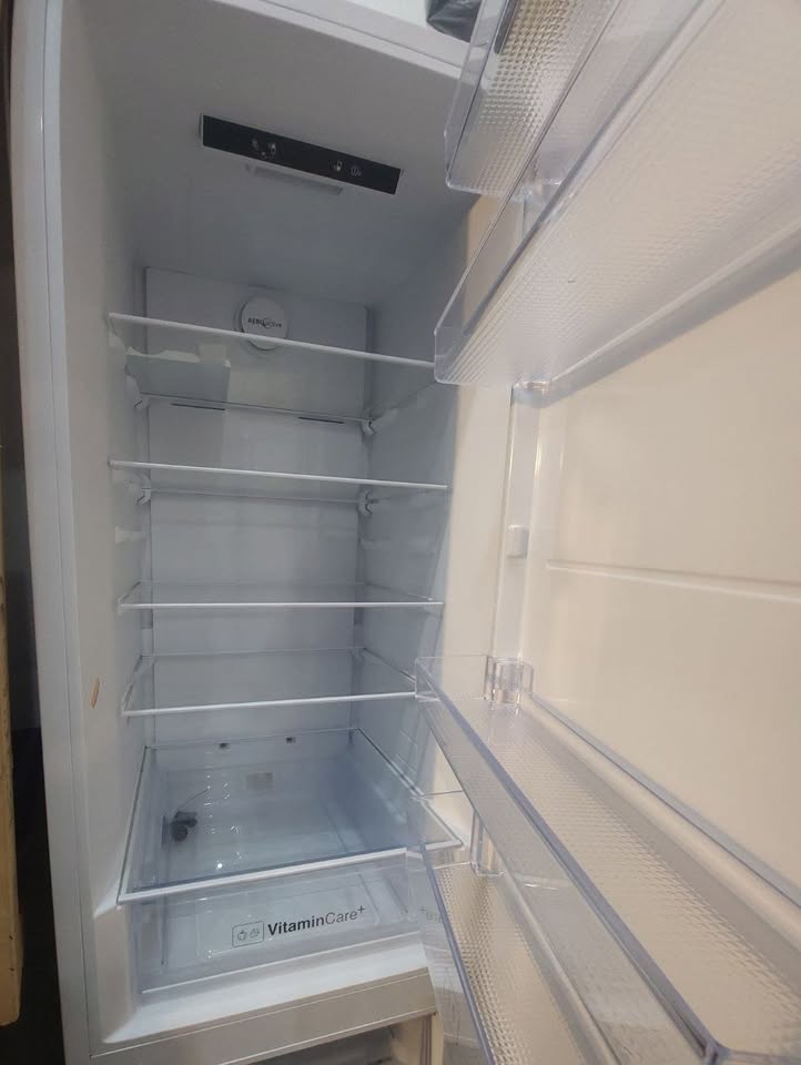 Bloomberg Fridge/Freezer H: 200 cm W: 60 cm Fridge: 120 cm Freezer: 78 cm