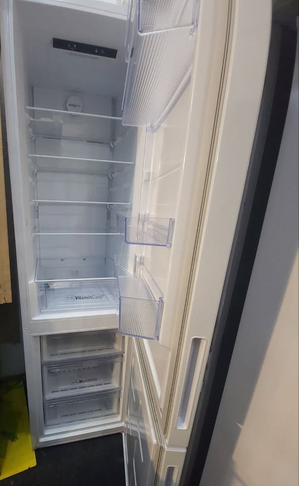 Bloomberg Fridge/Freezer H: 200 cm W: 60 cm Fridge: 120 cm Freezer: 78 cm