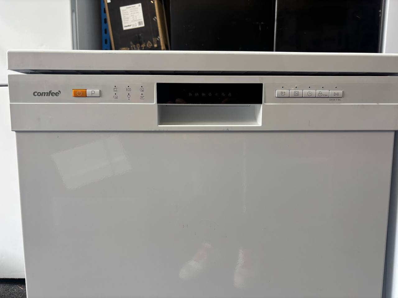 The Comfee CDWPF1201PW-UK is a freestanding brand new(no box)-white